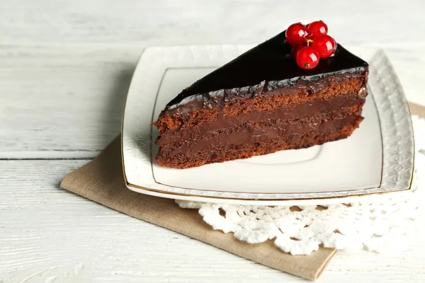 Schokoladenkuchen mit frischen Beeren — Stockfoto