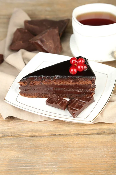 Chocolate cake with fresh berries — Stock Photo, Image