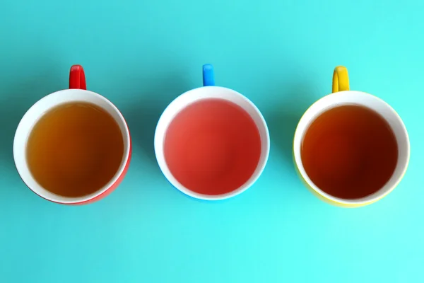 Auswahl an Tee auf farbigem Hintergrund — Stockfoto