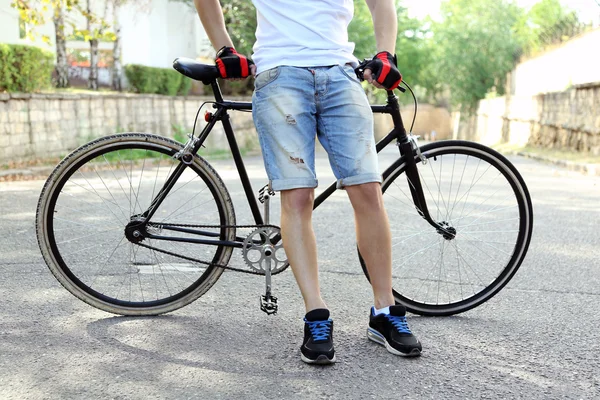 Mann fährt Fahrrad — Stockfoto