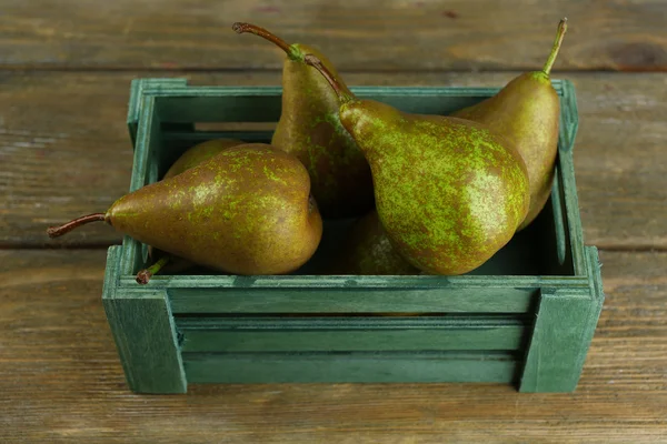 Ripe pears  in box, on wooden background — Stock Photo, Image