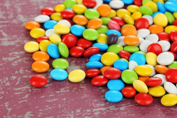 Parlak arka plan üzerinde renkli şekerler — Stok fotoğraf