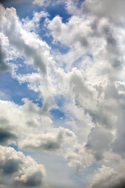 Cielo con nubes de lluvia — Foto de Stock