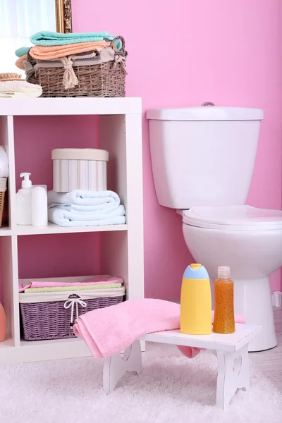 Estantes en el baño — Foto de Stock