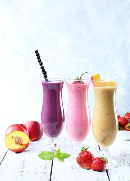 Heerlijke smoothie op tafel, close-up — Stockfoto