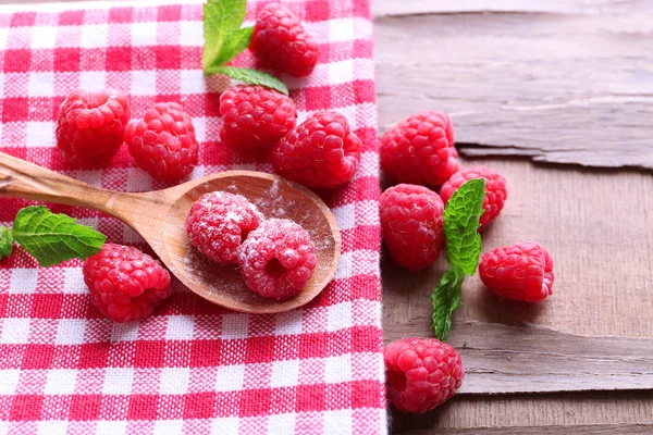 Ripe sweet raspberries in spoon on table close-up — Stock Photo, Image