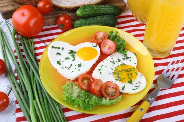 Scrambled eggs with vegetables and juice served in plate on napkin — Stock Photo, Image