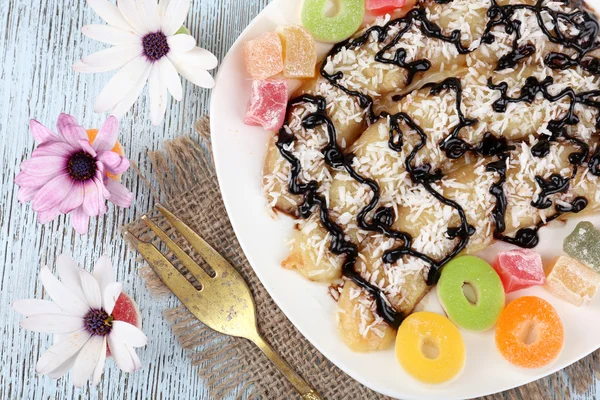 Banane frite sucrée sur assiette, gros plan — Photo