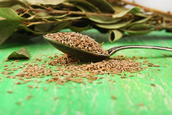 Lagerblad och frön på grön trä bakgrund — Stockfoto