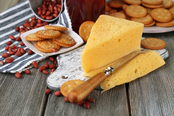 Käse und Cracker auf Holztisch in Großaufnahme — Stockfoto