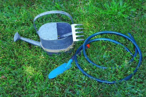 Tuingereedschap op groen gras achtergrond — Stockfoto