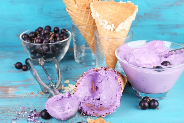 Crème glacée savoureuse aux baies fraîches sur une vieille table en bois bleu — Photo