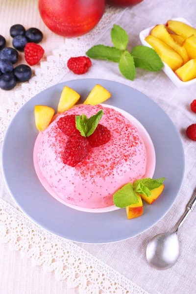 Torta redonda con frutas y bayas en plato en servilleta de encaje —  Fotos de Stock