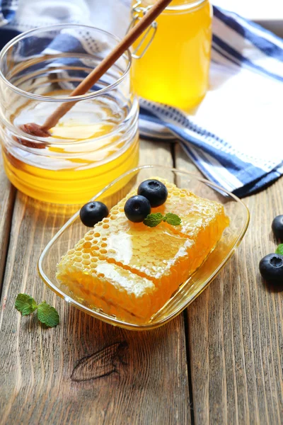 Färsk honung på träbord — Stockfoto