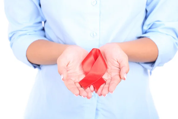 Femme avec des aides conscience ruban rouge dans les mains isolées sur blanc — Photo