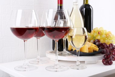 şişe ve kadeh şarap, peynir ve olgunlaşmış üzümler odasındaki masada