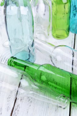 Tablo yakın çekim boş cam şişe