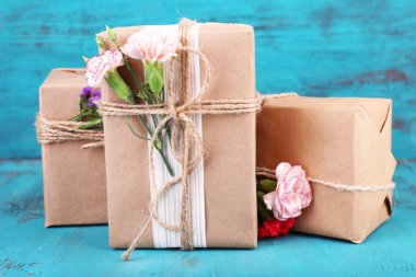 çiçekler, eski ahşap zemin üzerine ile güzel hediyeler