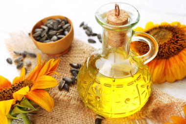 Ayçiçeği yağı ve ahşap zemin üzerinde tohumlar