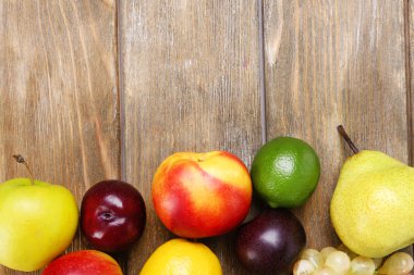 ahşap zemin üzerinde sulu meyve çeşitleri