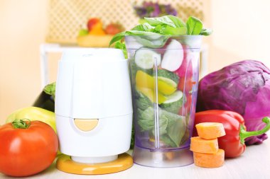 Blender ile mutfak masasının üzerinde taze sebze