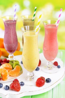 Tablo parlak zemin üzerine lezzetli berry kokteyller