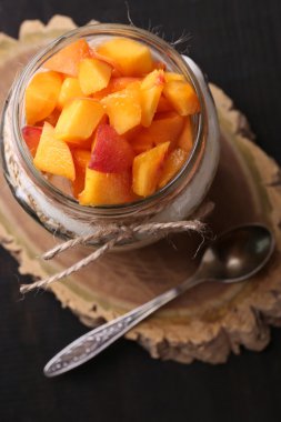 cam, ahşap zemin üzerinde sağlıklı kahvaltı - taze şeftali ve müsli yoğurtla servis