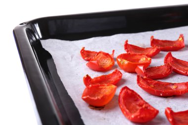 tepsi üzerinde beyaz izole, kurutma üzerinde güneş kurutulmuş domates