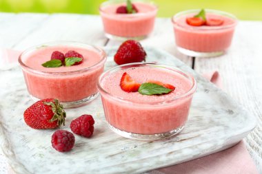 Tablo yakın çekim üzerinde kase lezzetli berry Mus