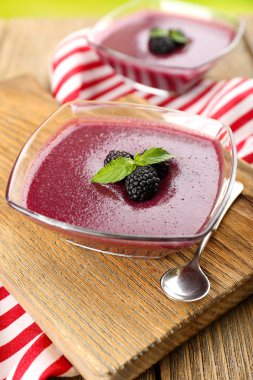 Tablo yakın çekim üzerinde kase lezzetli berry Mus