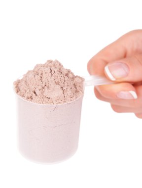 kepçe ile üzerine beyaz izole whey protein tozu tutan el