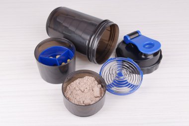 peynir altı suyu protein tozu ve ahşap zemin üzerinde plastik shaker