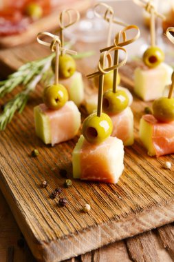 Tablo yakın çekim üzerinde prosciutto ile lezzetli kavun