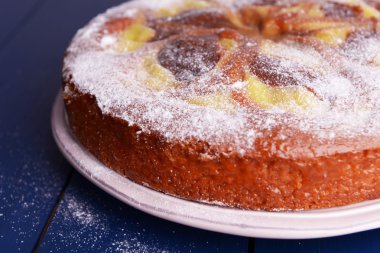 lezzetli pasta plaka ahşap masa üzerine karamel ile 