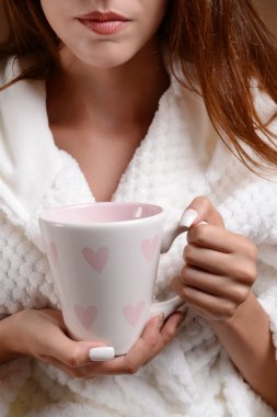 Güzel genç kız Kupası ile