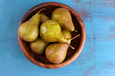 kase, renk ahşap zemin üzerinde olgun armut