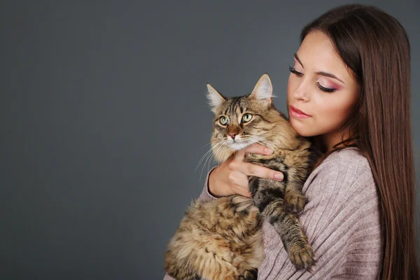 Jeune femme avec chat — Photo