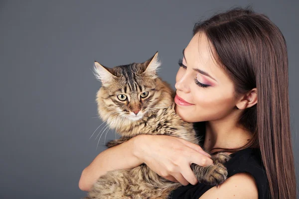 Ung kvinna med katt — Stockfoto