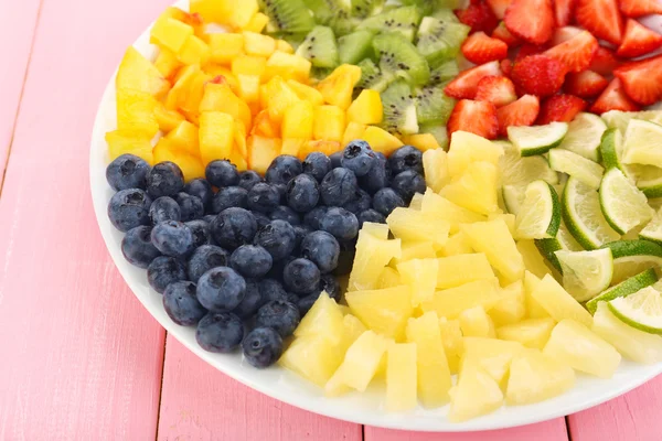 Frutas en rodajas en el plato — Foto de Stock