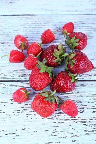 Verschiedene Beeren auf Holztisch Nahaufnahme — Stockfoto