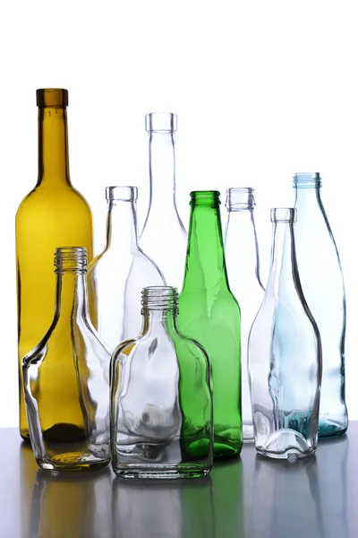 Пустые стеклянные бутылки, изолированные на белый — стоковое фото