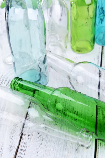 Tablo yakın çekim boş cam şişe