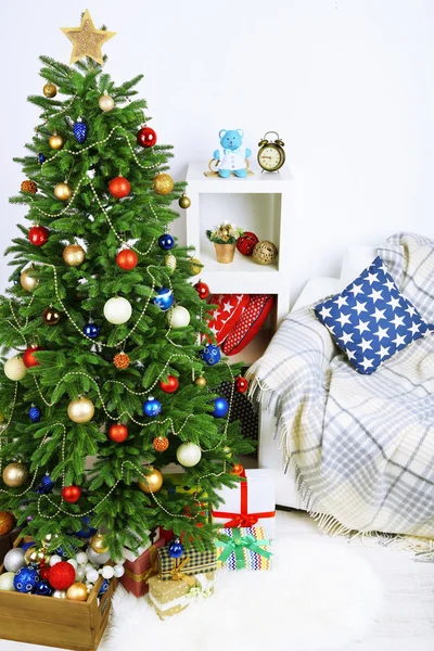 Árvore de Natal decorada em casa interior fundo — Fotografia de Stock