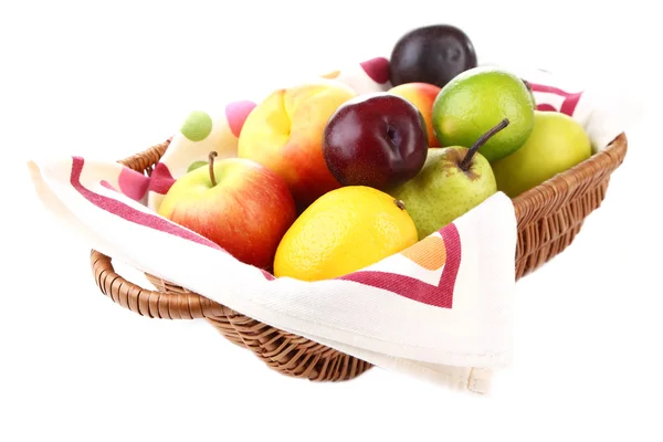 Surtido de frutas jugosas en canasta de mimbre, aisladas en blanco —  Fotos de Stock
