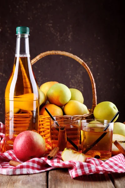 Stilleven met appel cider en verse appelen op houten tafel — Stockfoto