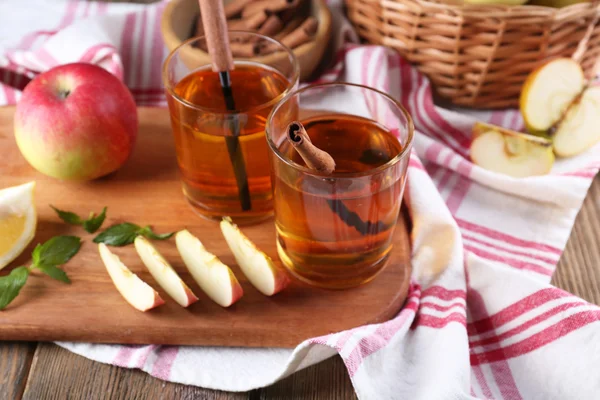 Natura morta con sidro di mele e mele fresche sul tavolo di legno — Foto Stock