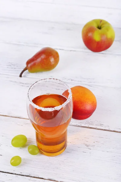 Sabrosa bebida de verano con frutas frescas, sobre una mesa de madera —  Fotos de Stock