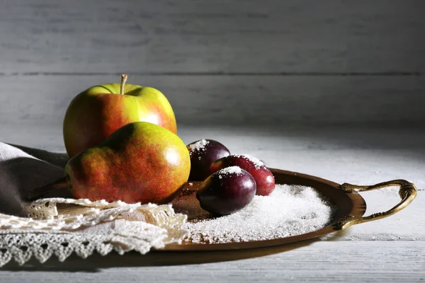 Fruits frais savoureux avec sucre sur plateau, sur table en bois — Photo