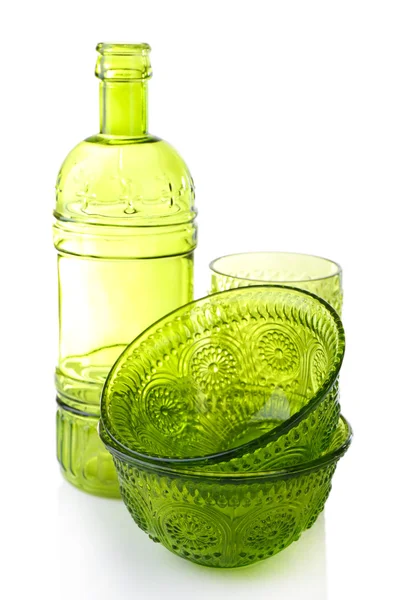 Zielone butelki, miski i okulary, na białym tle — Zdjęcie stockowe