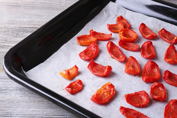 Tomates secados al sol en bandeja de secado, sobre fondo de madera —  Fotos de Stock